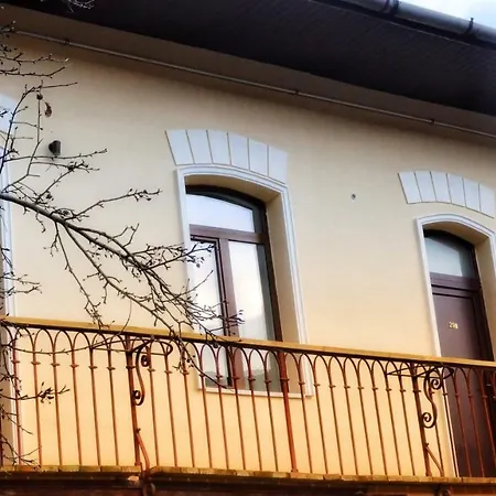 Lovelystay Oldtown Apartment *